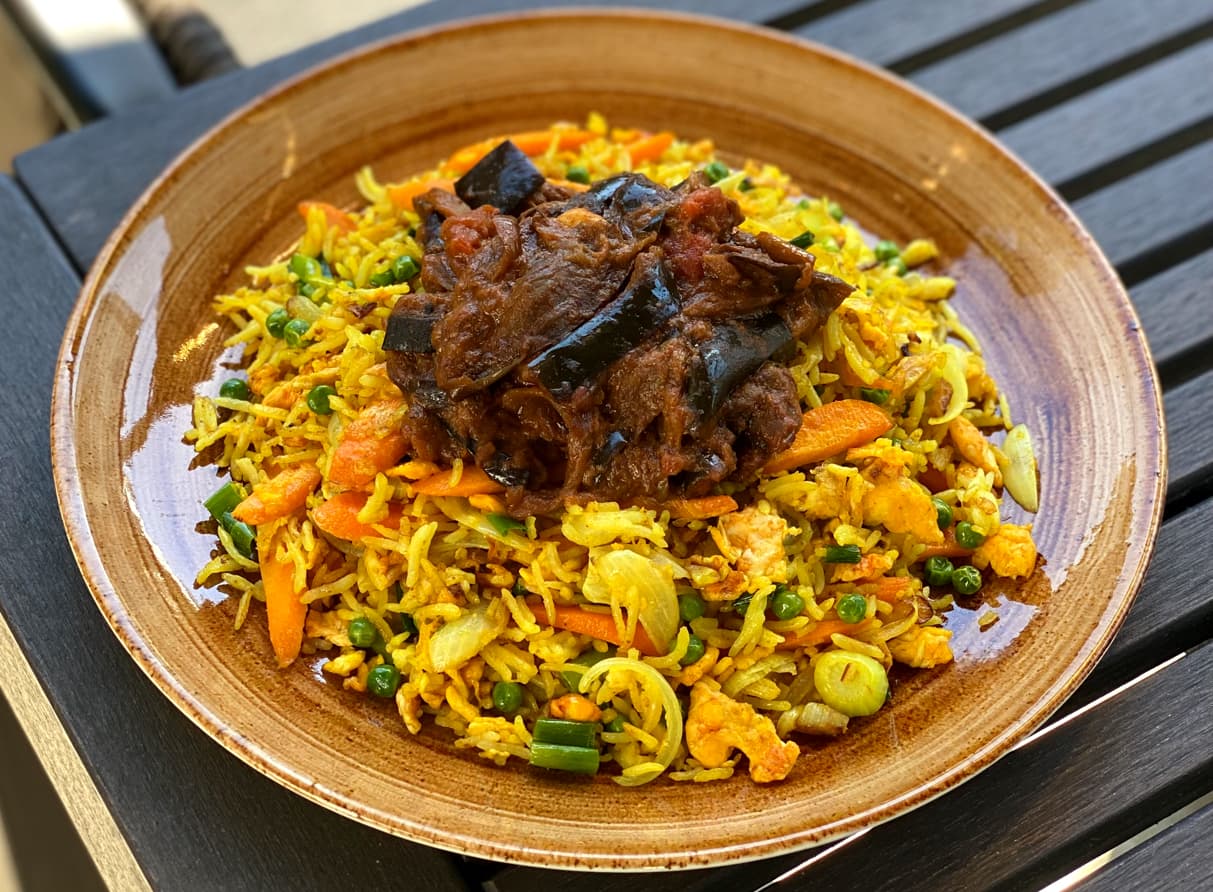 Vegetable Fried Rice mit Ei & Katharikkai Kari