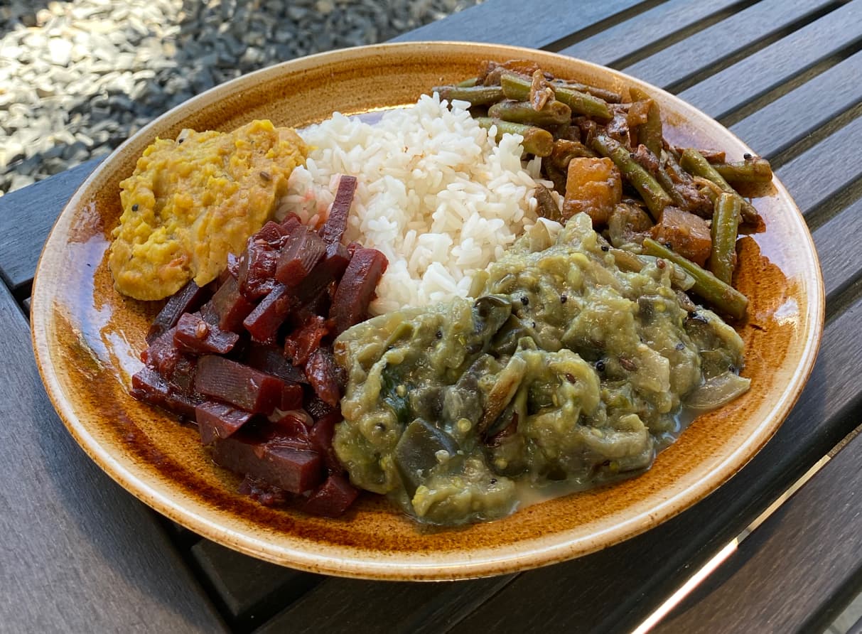 Veganes Quartett – Rote Beete, Paruppu, Payathangkaai & Katharikkai Paal Kari