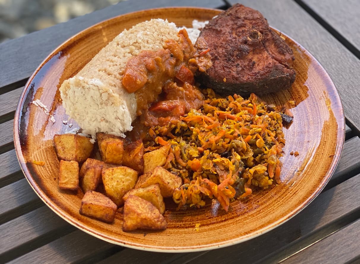 Meen Urulaikilangu Poriyal mit Puttu